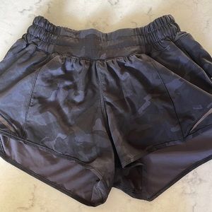 Lululemon Hotty Hot Low-Rise Lined Short 2.5" BLACK CAMO